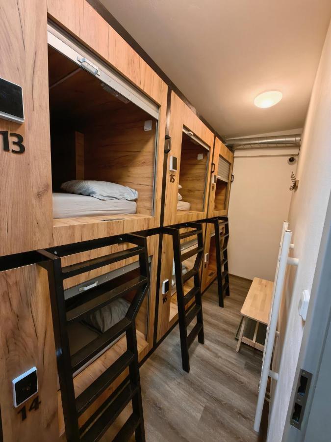 Capsule Hostel Erbenova ปราก ภายนอก รูปภาพ