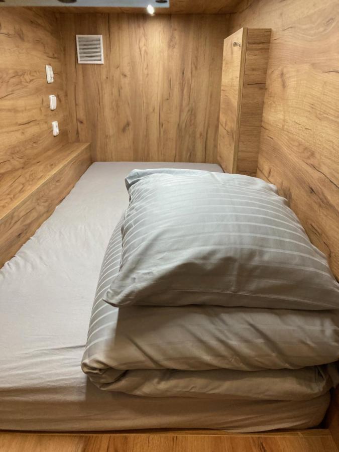 Capsule Hostel Erbenova ปราก ภายนอก รูปภาพ