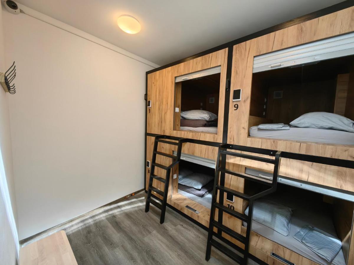 Capsule Hostel Erbenova ปราก ภายนอก รูปภาพ